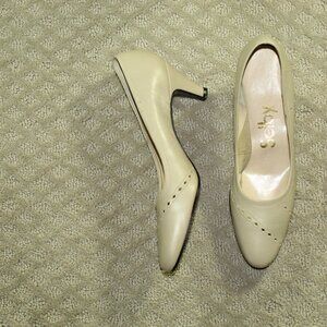 Vintage 60s Bone Perforated Selby Size 8AA Leather Pumps 2.5" Heels Shoes